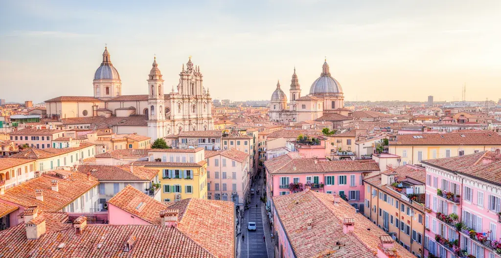 Panorama città italiana con mix edifici storici e moderni per analisi prezzi provinciali